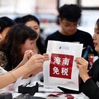 海南自贸港新政来了，热带的三亚羽绒服现抢购潮，为啥大家在三亚“疯抢”羽绒服？