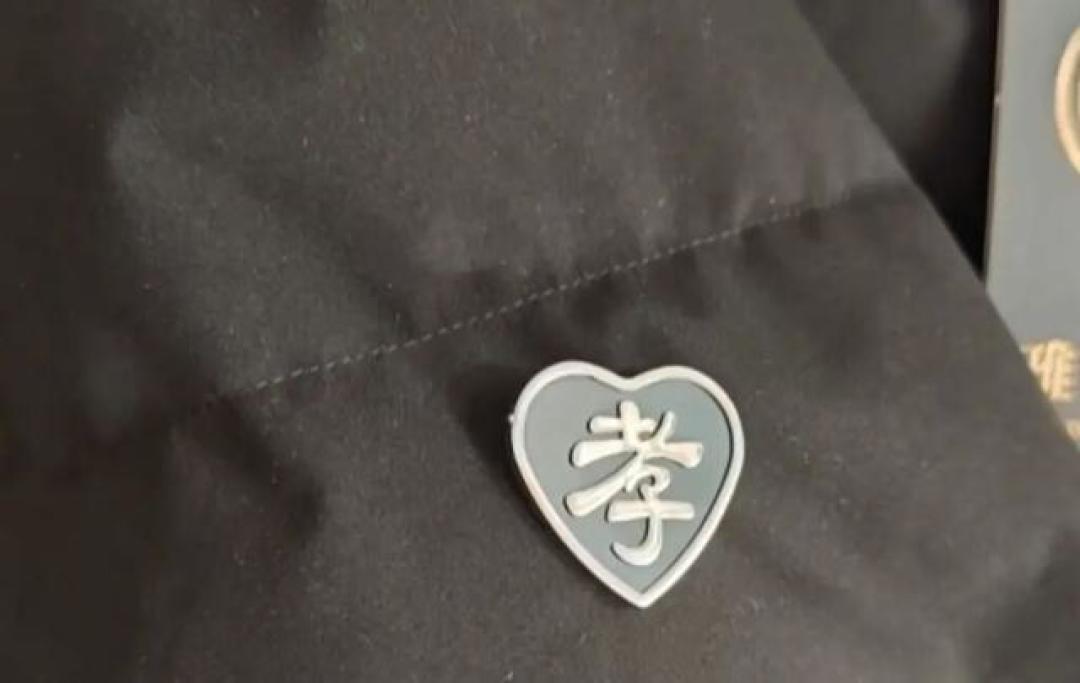 女子网购羽绒服惊现“孝”字臂章，商家称失误赔10元遭拒