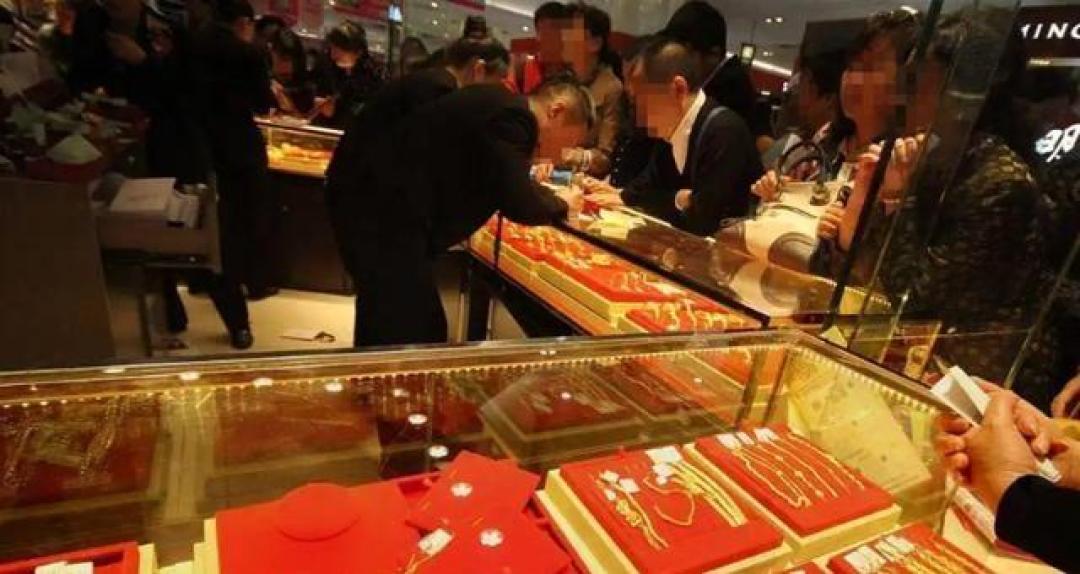 金价一夜暴跌!很多人被收割后才知道,黄金根本不适合普通人投资