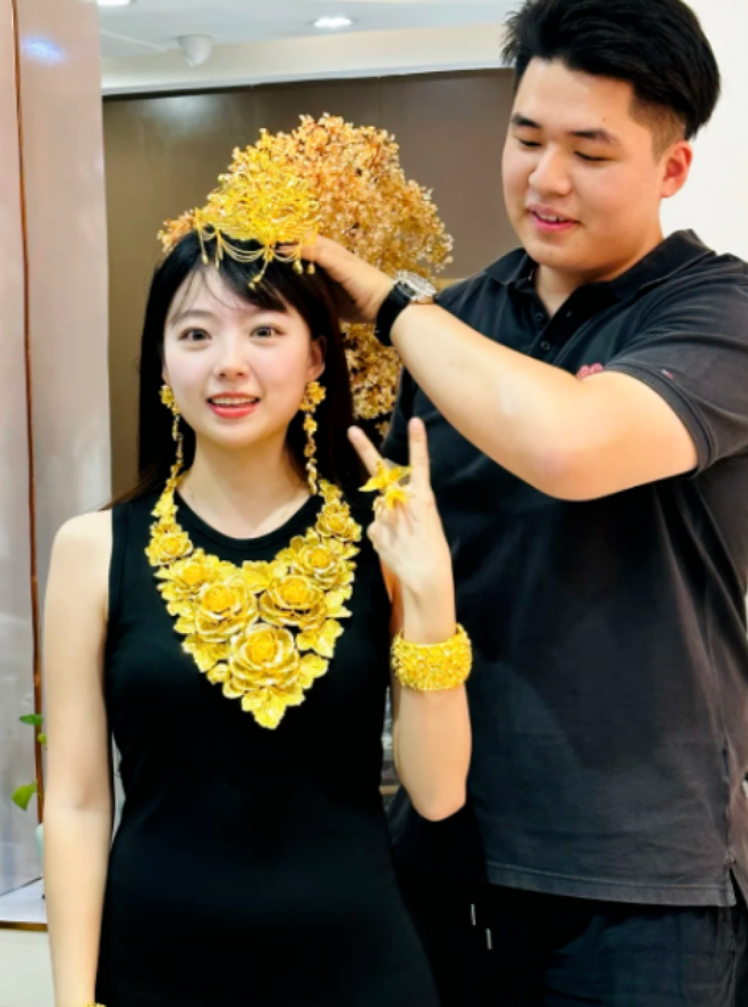 95后小伙给女友买500克黄金 背后故事真的有点暖了