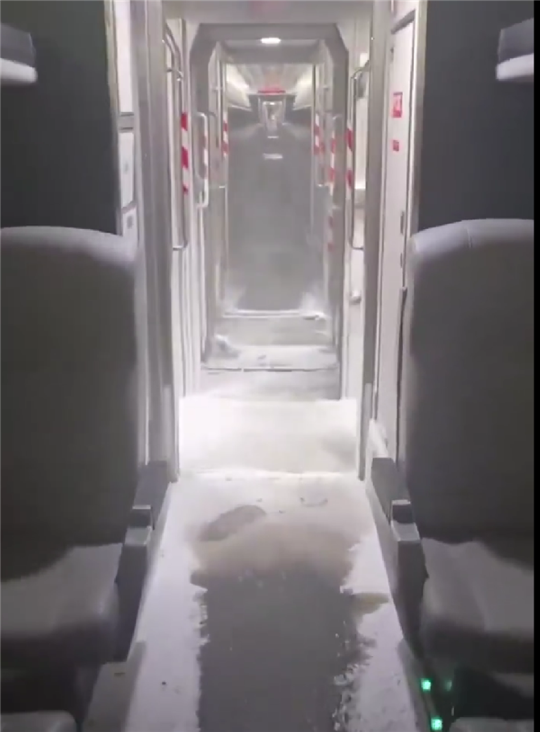 纽约暴雪肆虐!列车车厢被冰雪封冻 网友:太像雪国列车了