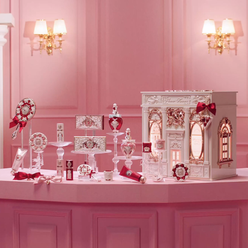 一盘眼影卖45美元，国产彩妆品牌花知晓在海外卖爆火