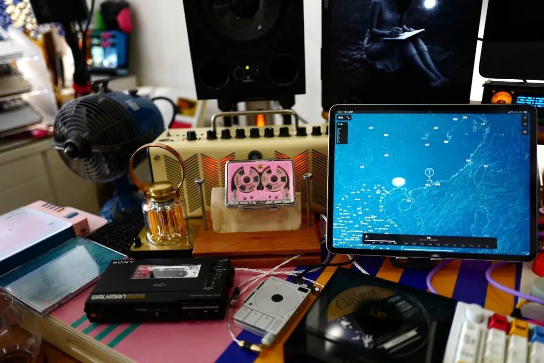 为练琴而改的桌搭:能每天坚持做下去的事,最好是5分钟以内顺手就能做。当吉他、键盘、音箱都在左右触手可及,我就再也没有借口不练了。