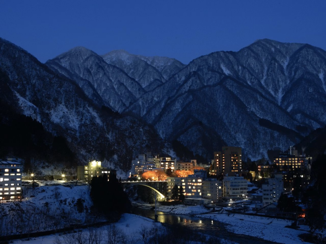 日本冬日限定，泡入雪见温泉，听雪声落下的瞬间