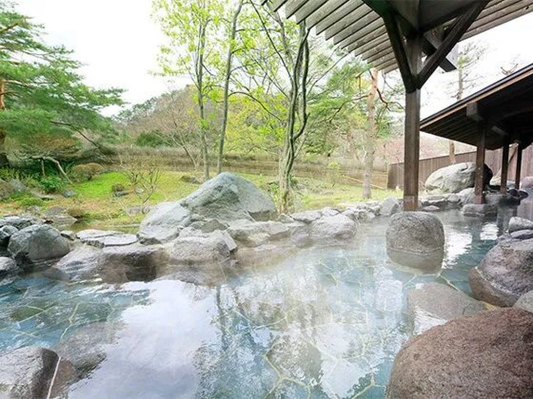 日本冬日限定，泡入雪见温泉，听雪声落下的瞬间