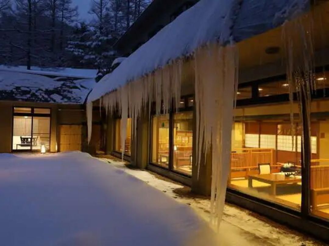 日本冬日限定，泡入雪见温泉，听雪声落下的瞬间