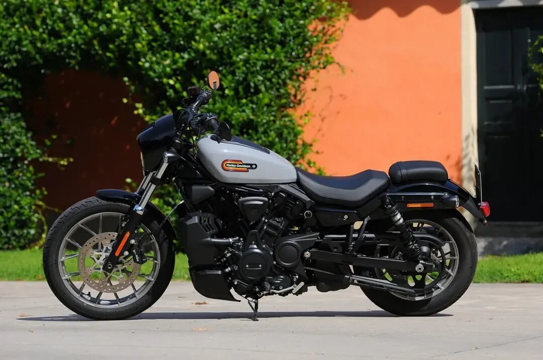 自动挡巡航 VS 哈雷血统:Rebel 1100 对决 Nightster Special,谁才是真正的“人人可骑 巡航车”?