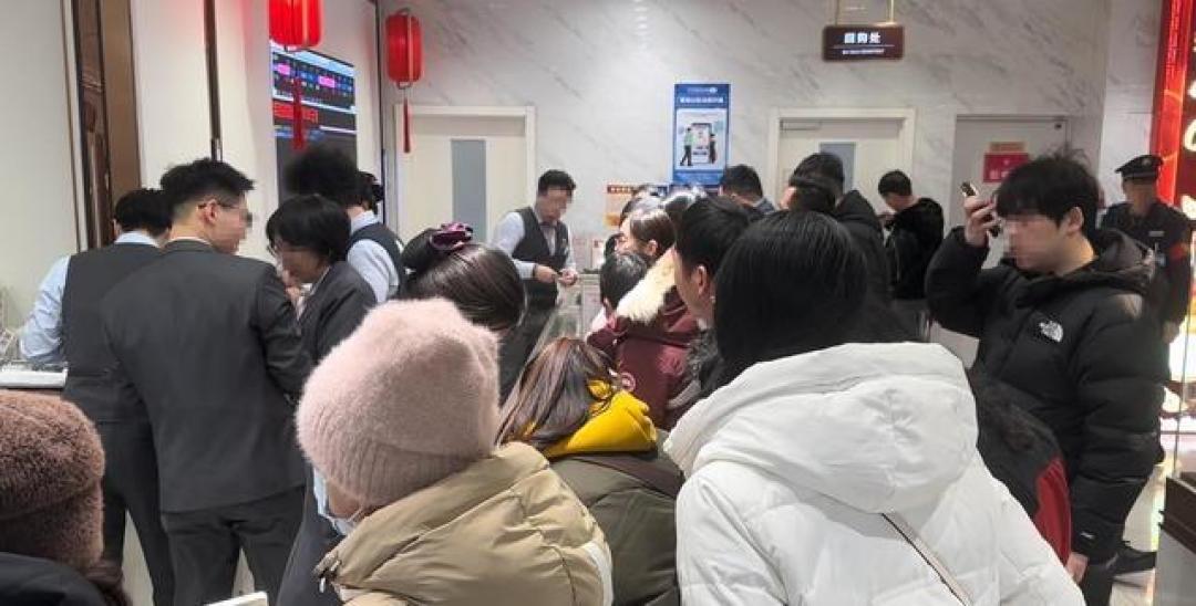 金价40年最大暴跌!北京市民疯抢20万金条,有人变现百万养老