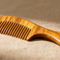 别信“养发神器”！50元和500元的檀木按摩梳，差在齿形、弧度和这3个真实体验维度