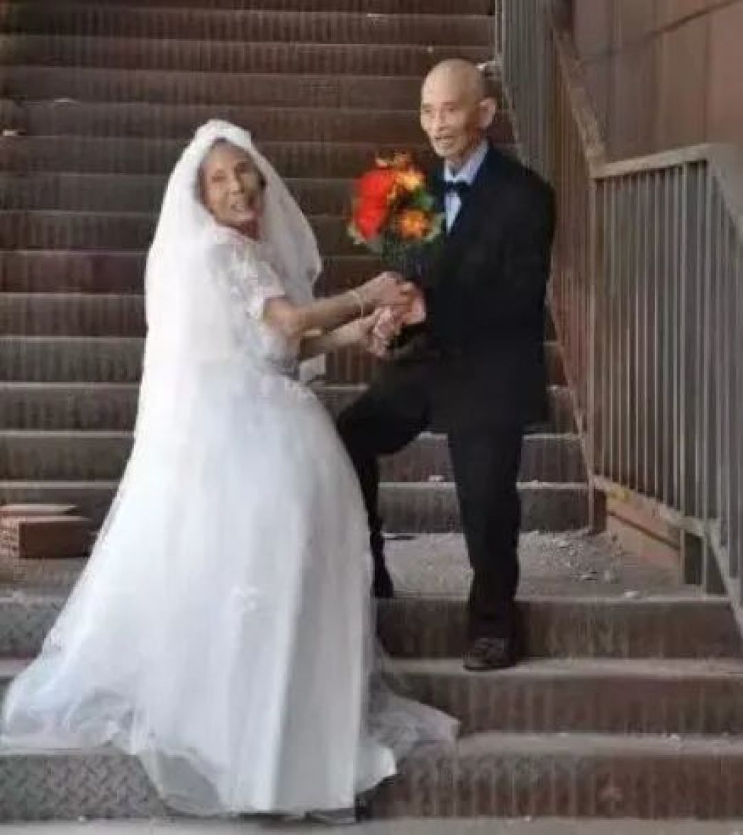 迟了78年的婚纱照,96岁抗战老兵的浪漫:“欠了你一辈子,终于补上了!”
