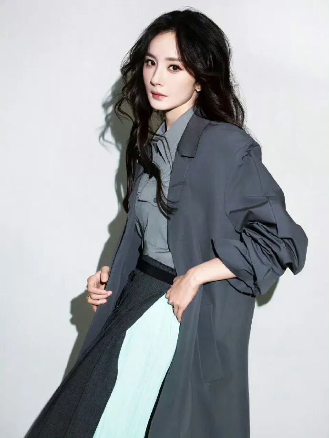 杨幂这 Prada 松弛感,才是穿高奢的最高境界