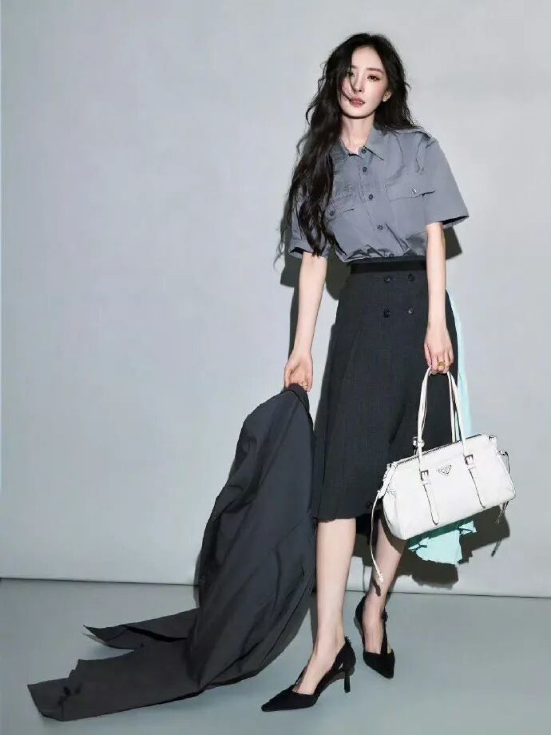 杨幂这 Prada 松弛感,才是穿高奢的最高境界
