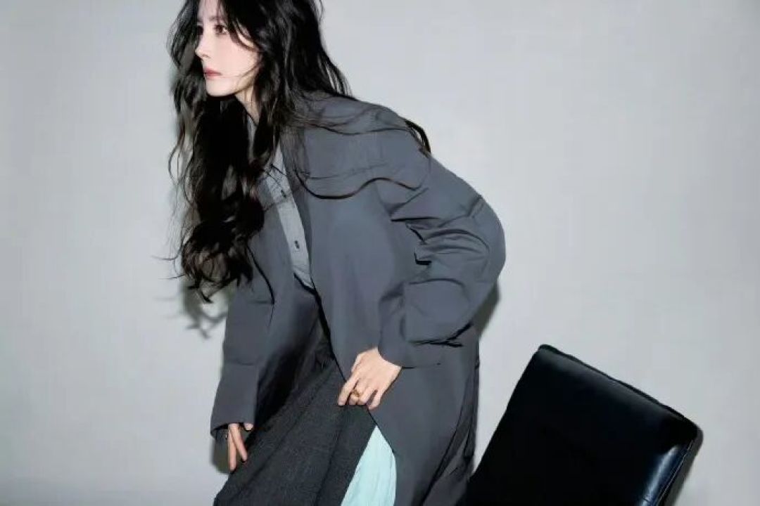 杨幂这 Prada 松弛感,才是穿高奢的最高境界