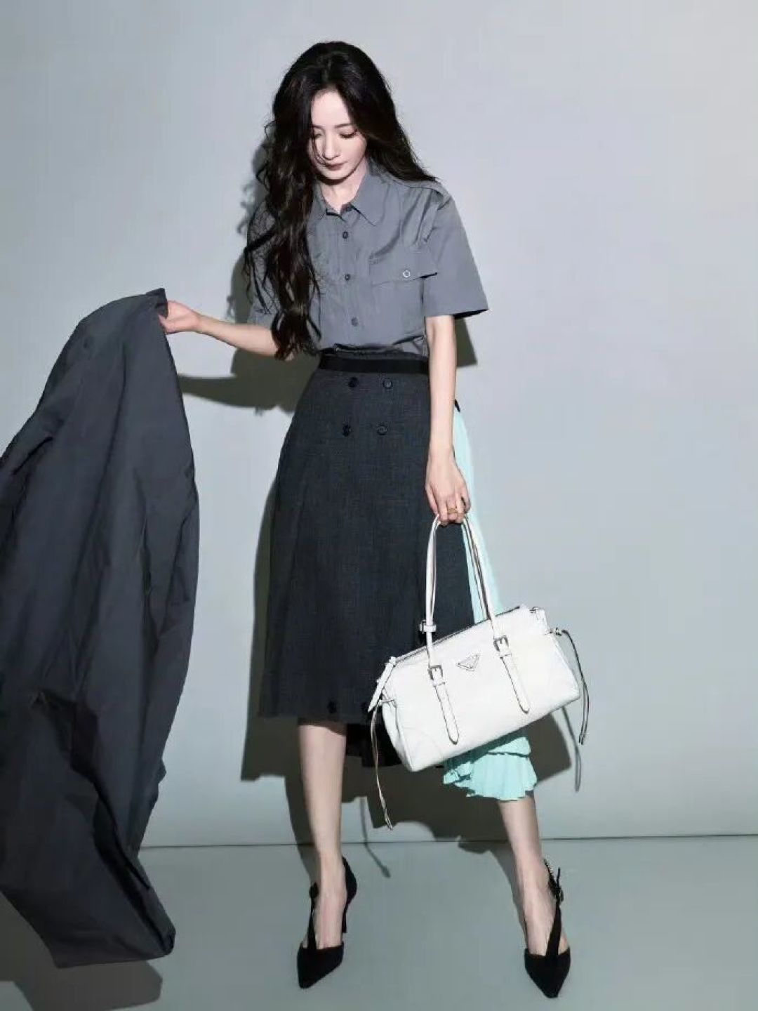 杨幂这 Prada 松弛感,才是穿高奢的最高境界