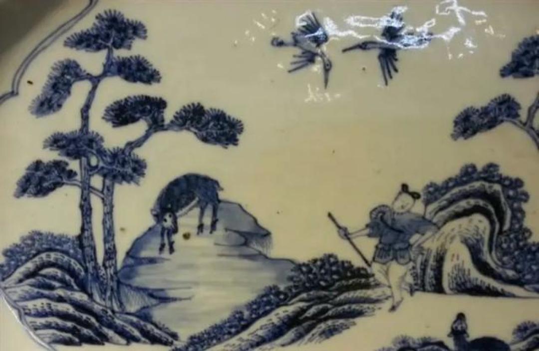 清代瓷器断代秘籍：松纹寓意搭配变化，藏友必看的鉴宝指南