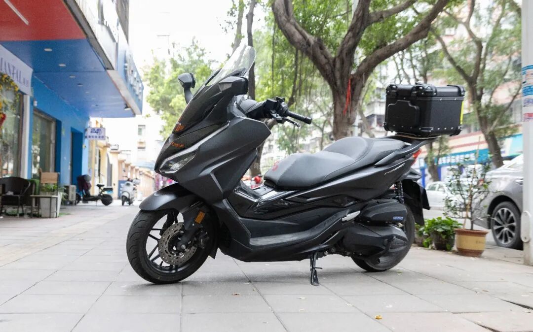 同是350国产踏板,选QJ鸿350GS还是本田NSS350?看完这篇不踩坑!