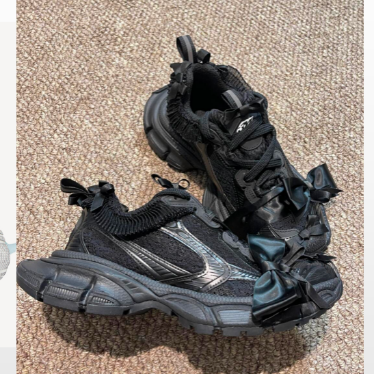 Balenciaga发布全新3XL LACE，蕾丝包裹设计呼应创意总监更迭后新美学方向