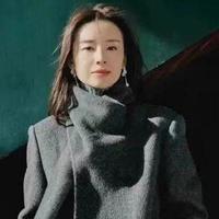 在冬天：大衣+阔腿裤、大衣+半身裙的搭配火了，洋气显瘦非常耐看