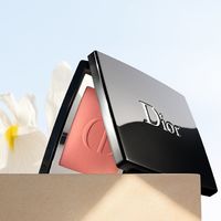 彩妆分享｜模特的爱用腮红（粉质篇）💕 千呼万唤的腮红分享来了！💕
今天给女神们挑选了6盘不同风格的粉质腮红💕
大家按照自己的喜好来哦💕
最后请告诉我你们种草了哪盘？💕
#腮红分享 #腮红试色 #彩妆推荐 #彩妆分享 #腮红推荐