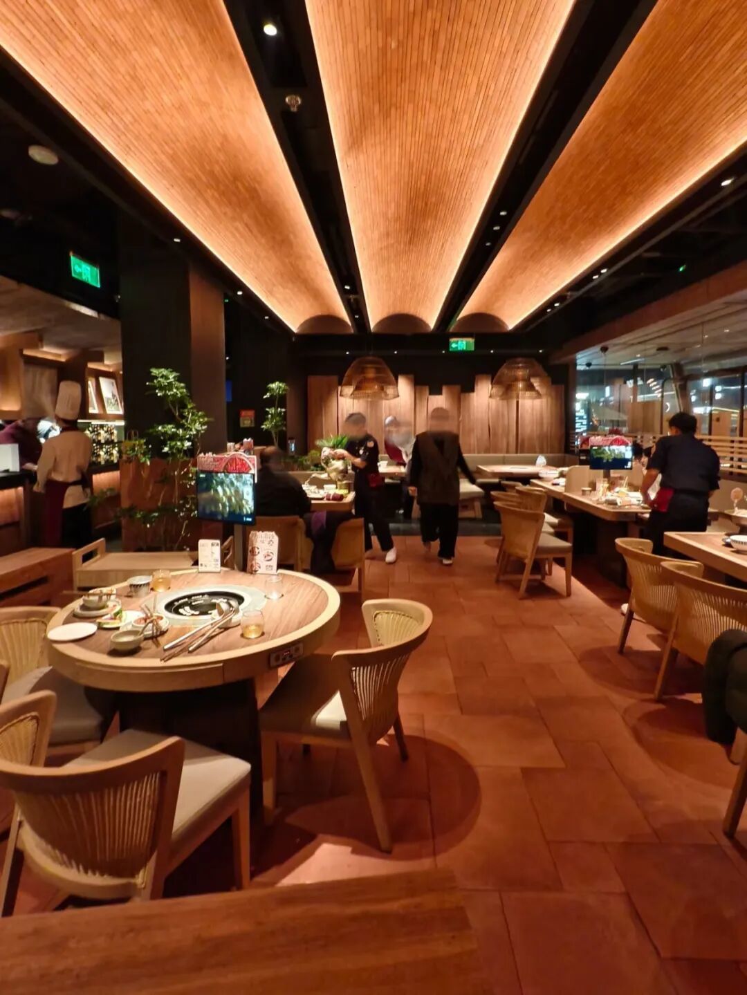 巴奴的“上市棋”，下到了家庭消费