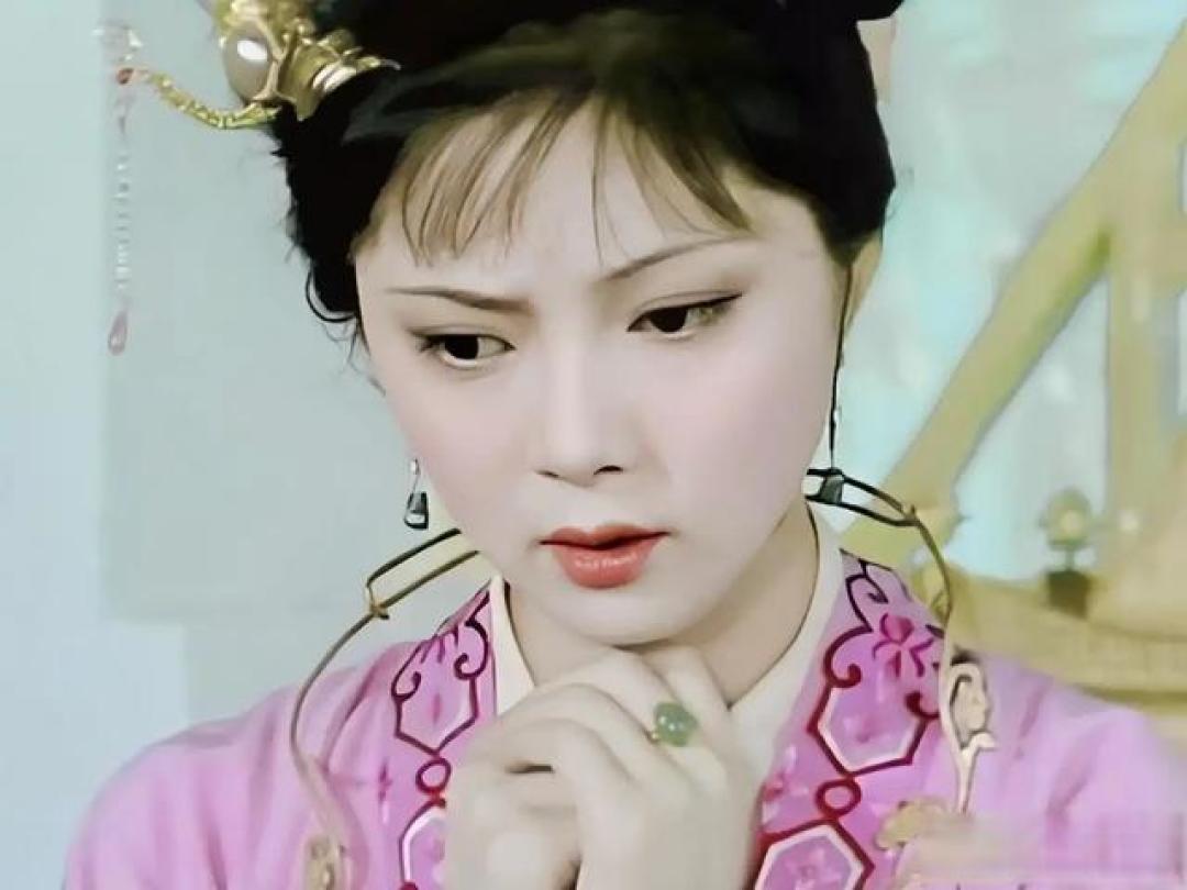 贾府抄家满门,薛宝钗却全身而退,不是侥幸,是她早留了三条后路