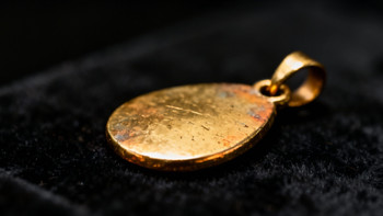 周生生涉事足金挂坠实测金含量最低仅64.37%，远低于国标990‰要求