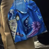 打工人的通勤包这么抽象了？拎着抽纸、奶茶外卖袋子就出门上班了