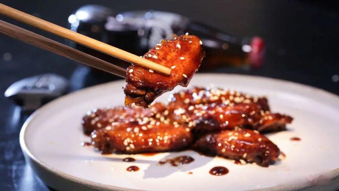 别总吃炸鸡翅了，这10种鸡翅的做法，孩子一次吃一大盘！