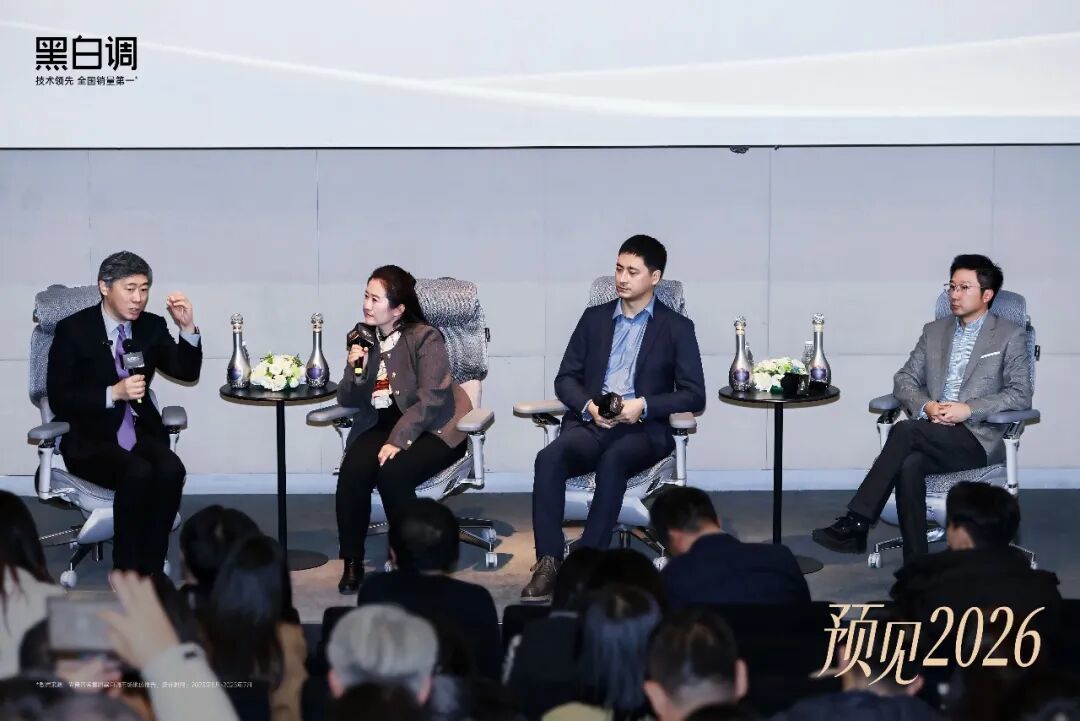 智“坐”新篇:李稻葵预见2026开年演讲力荐的AI椅,见证中国智造全球突围
