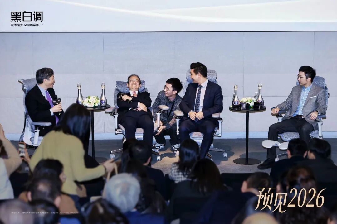 智“坐”新篇:李稻葵预见2026开年演讲力荐的AI椅,见证中国智造全球突围