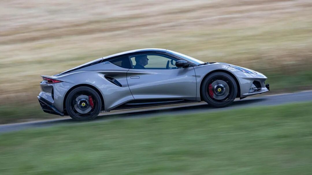 【德味】轻量化的胜利：Alpine A110与莲花Emira谁更纯粹？