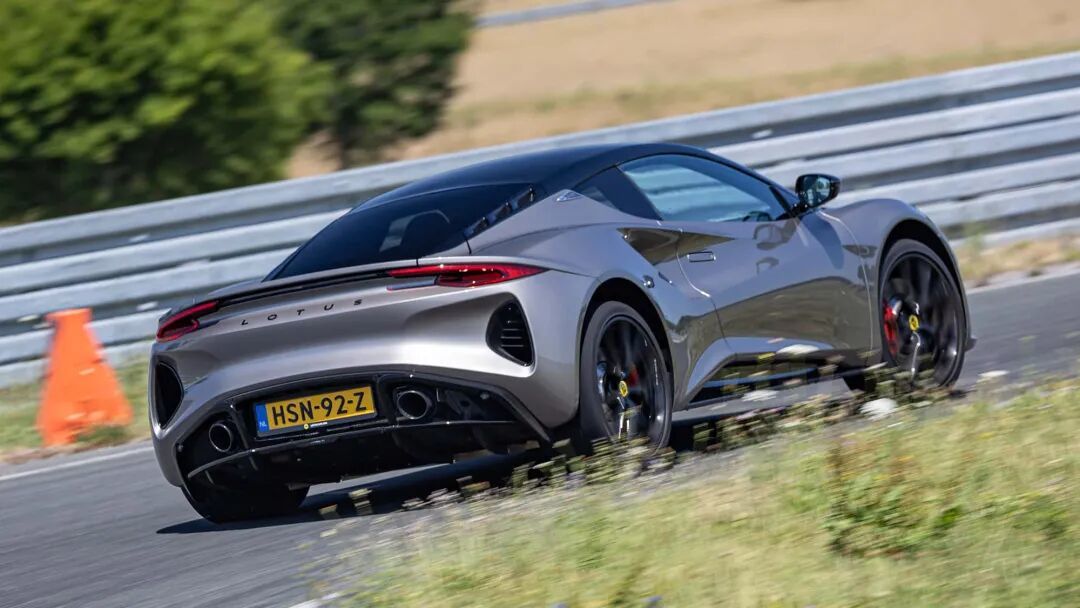 【德味】轻量化的胜利：Alpine A110与莲花Emira谁更纯粹？