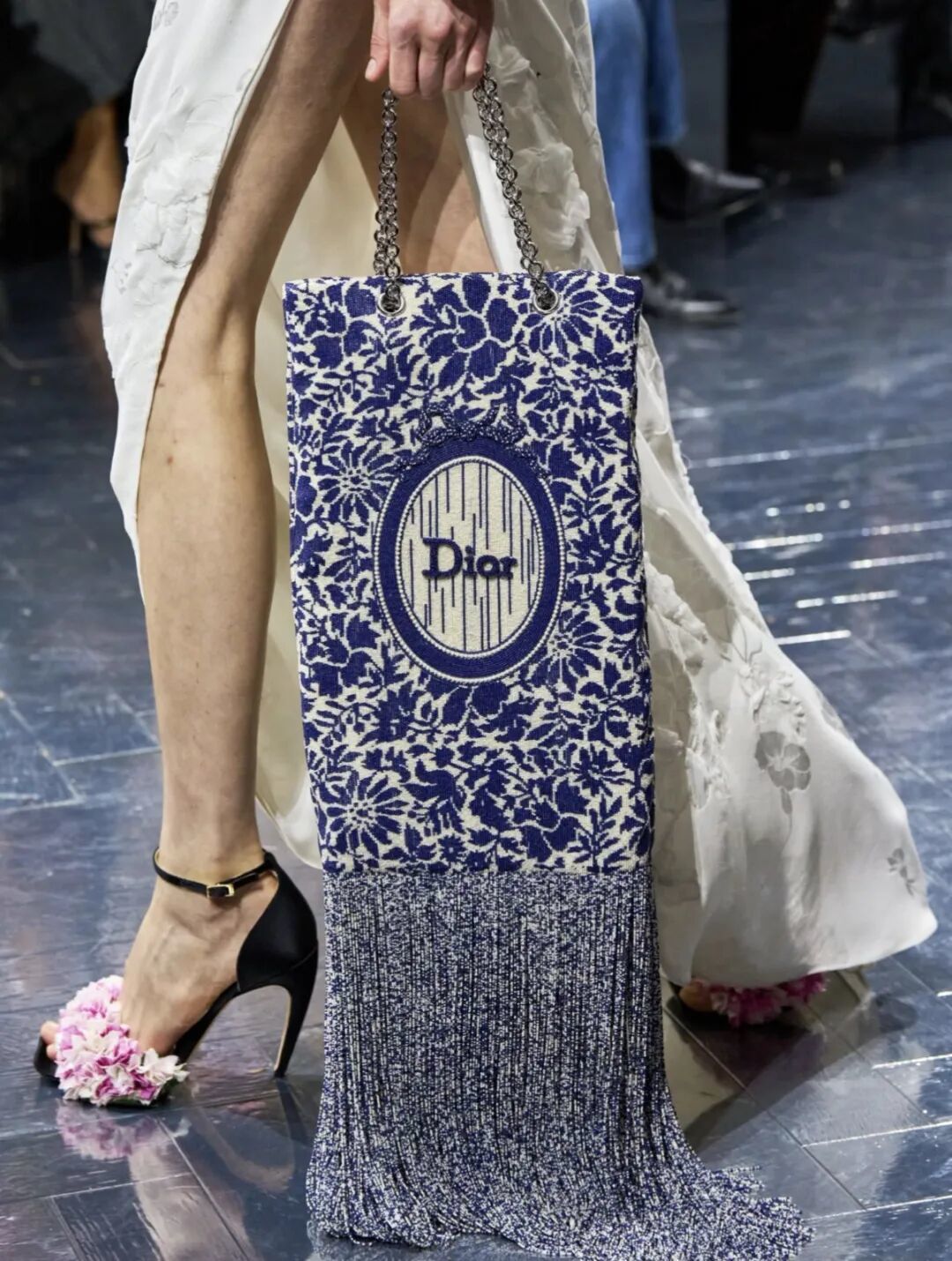 一朵花,开启一个时代:Jonathan Anderson 的 Dior 首秀,何以封神?
