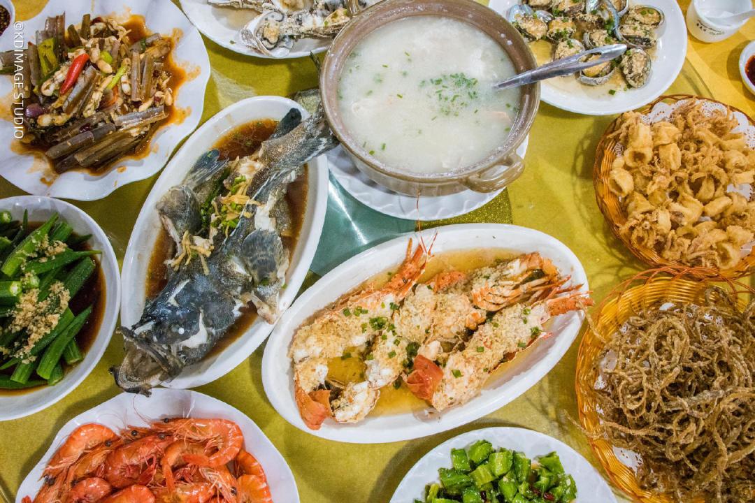 三亚的惬意藏在哪？在海风大排档里，吃一顿鲜活海鲜就懂了