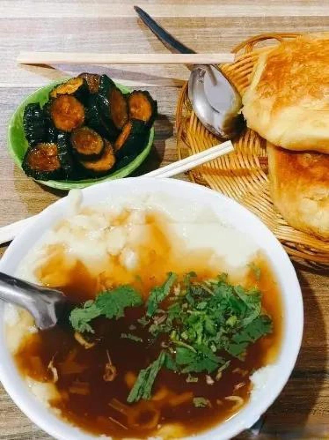 哈尔滨早餐有多硬核？扒肉当早饭，油条都有巧克力味的！