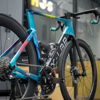 第一视角沉浸式装车：阿斯塔纳队版 X- LAB AD9 整车大体配置如下：
车架：喜德盛X-LAB AD9 阿斯塔纳队版 M码
车把：Incolor Aerowav 一体把 380-110
套件：禧玛诺UT 8170手变+前后拨
DA9270夹器、盘片、飞轮、链条
轮组：MAX自编轮组 DT240花鼓
整车裸重约：6.78KG
#黄技师单车工作室 #自行车 #骑行 #公路车 #公路车组装