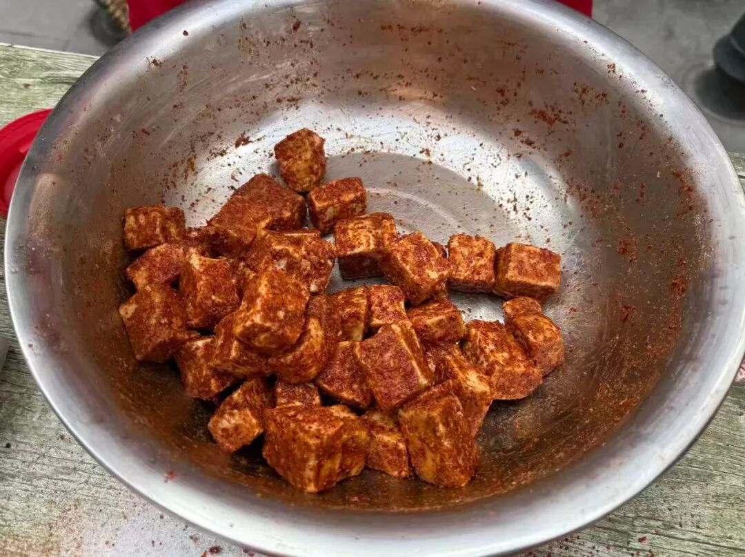 武汉一“霉豆腐”摊引众人打卡体验,顾客:“刮豆腐的过程很解压”