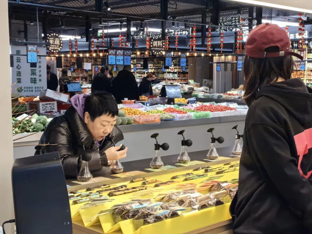左手拎菜右手拿铁!听说在朝阳,最近流行在菜市场喝咖啡——
