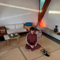陈冠希穿阿迪达斯新中式套装，盘腿打坐
