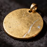 周生生足金挂坠检出铁银钯，黄金纯度还值得信吗？1000+用户观点大碰撞