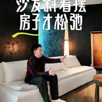 沙发斜着摆，房子才会有松弛感！ 为什么你的家看起来很呆板，就是因为直排沙发死死的贴纸，无论房子大或小都永远面对着电视。今天跟我一起看看如何通过家具的摆位，来巧妙地改变国内房子的刻板印象。  #沙发 #住宅设计 #意式轻奢 #客厅背景墙 #大平层装修
