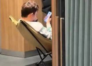 男子带折叠椅占高铁连接处，12306官宣：尺寸合规就能用！