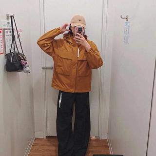 黄皮冲！优衣库这件橙红色防风外套，显白到发光