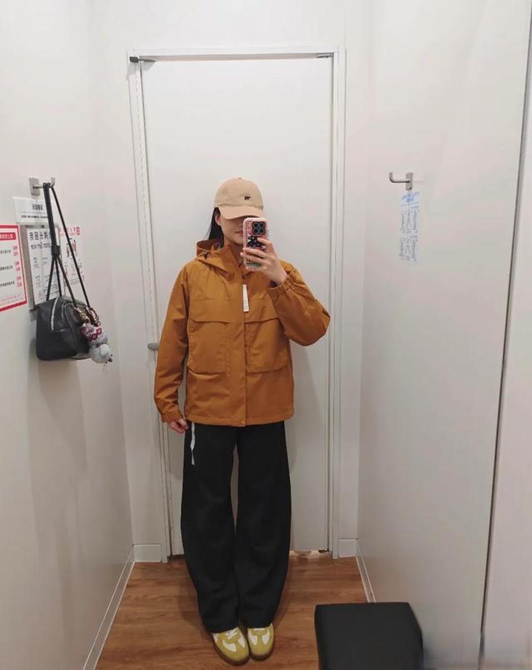 黄皮冲！优衣库这件橙红色防风外套，显白到发光