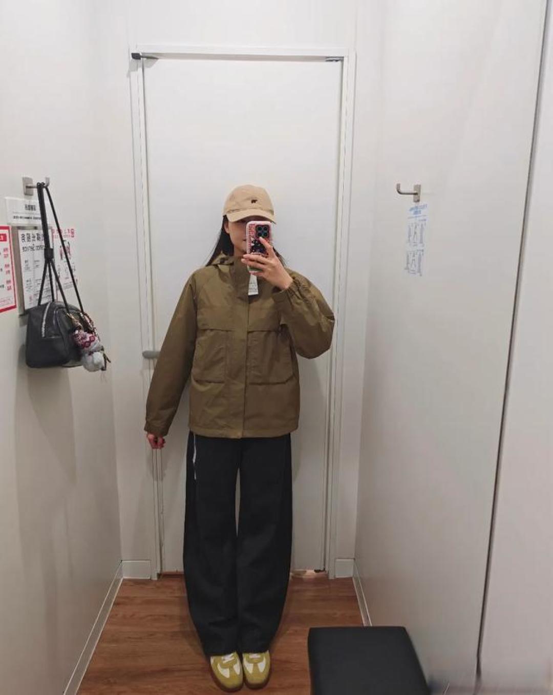 黄皮冲！优衣库这件橙红色防风外套，显白到发光