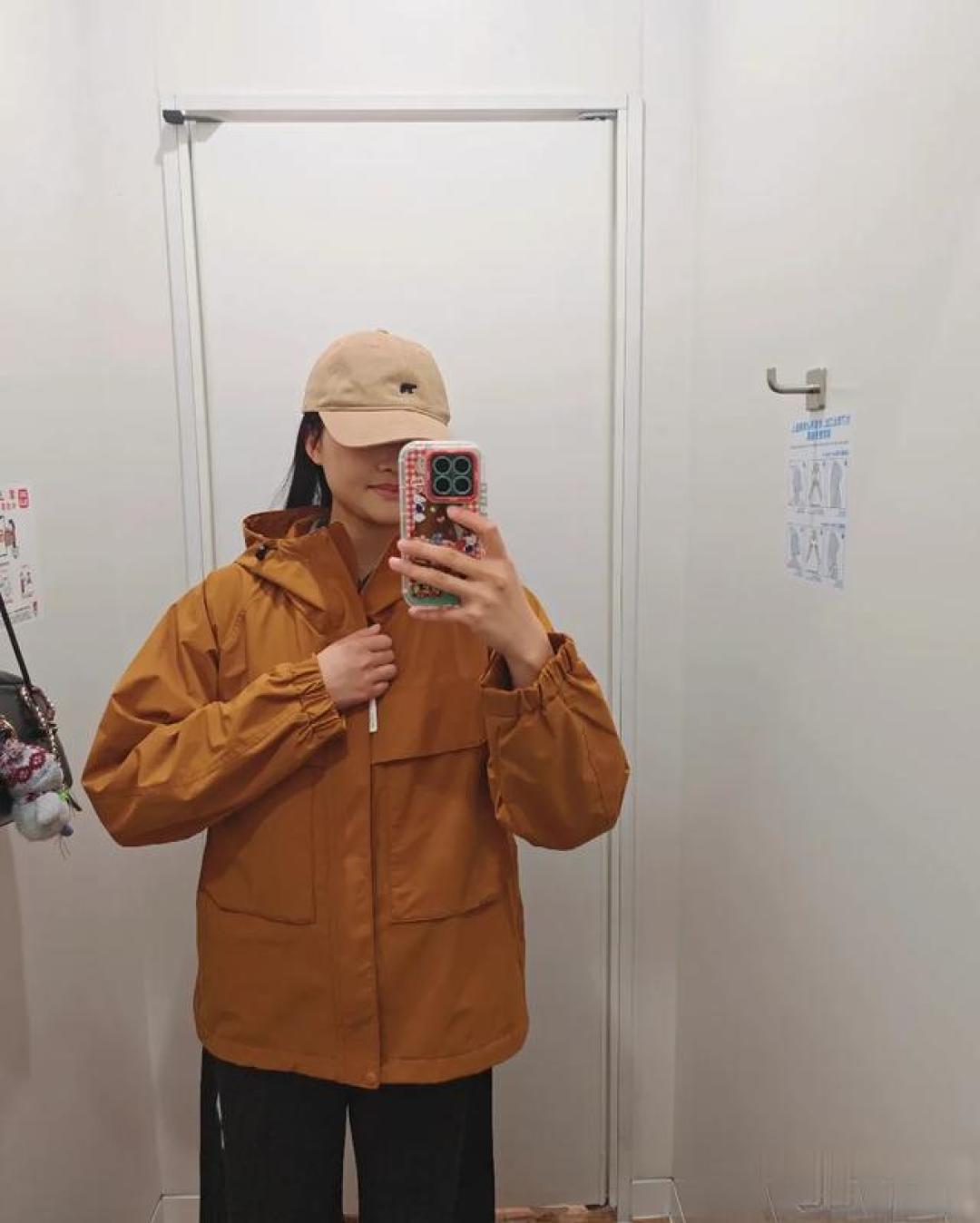 黄皮冲！优衣库这件橙红色防风外套，显白到发光