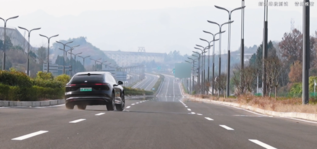 蔚来ET9评测:线控转向好用、04尾速195km/h,底盘舒适违背预期