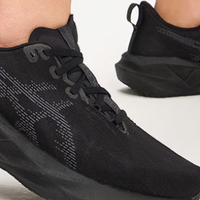 软弹天花板 Asics Novablast 5 跑鞋测评:日常训练的全能王者