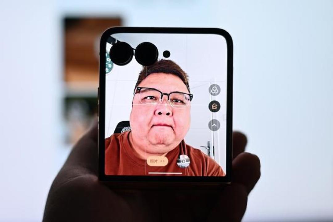 又是人人都买得起的小折叠！moto出手，Razr50 Ultra不到3000元