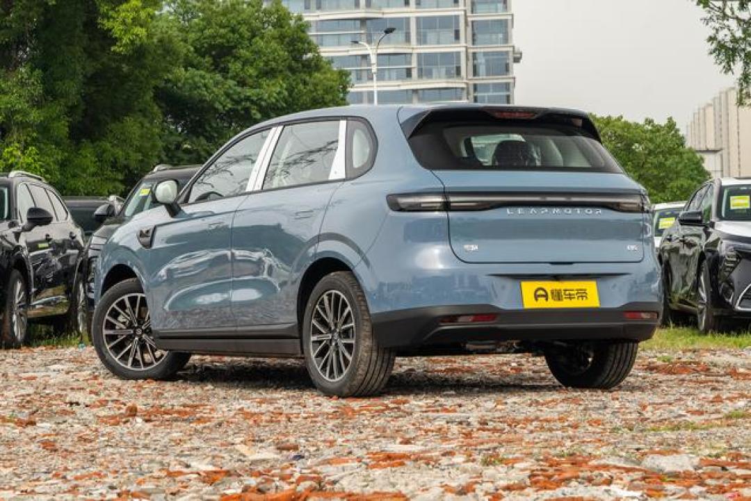深度评测：零跑B10，10 万级纯电 SUV 的实力角逐者